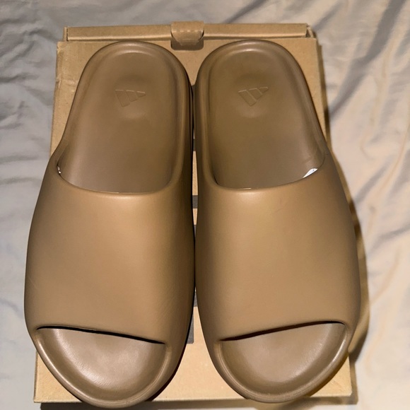 Yeezy slide “core” size 9 - Picture 2 of 4